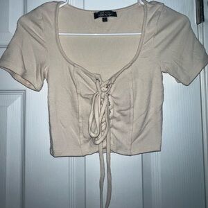 Cropped T-shirt with knotted front.